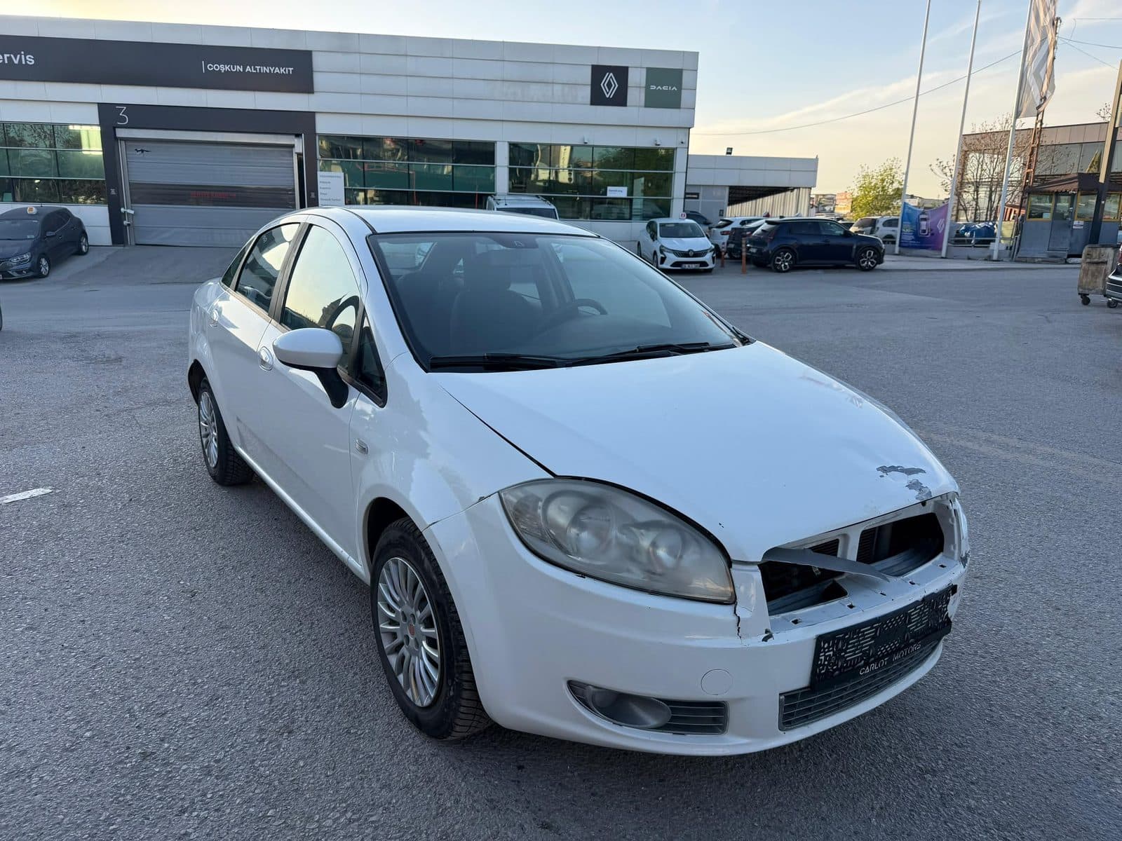 Motor arızası nedeniyle çalışmayan beyaz otomobil