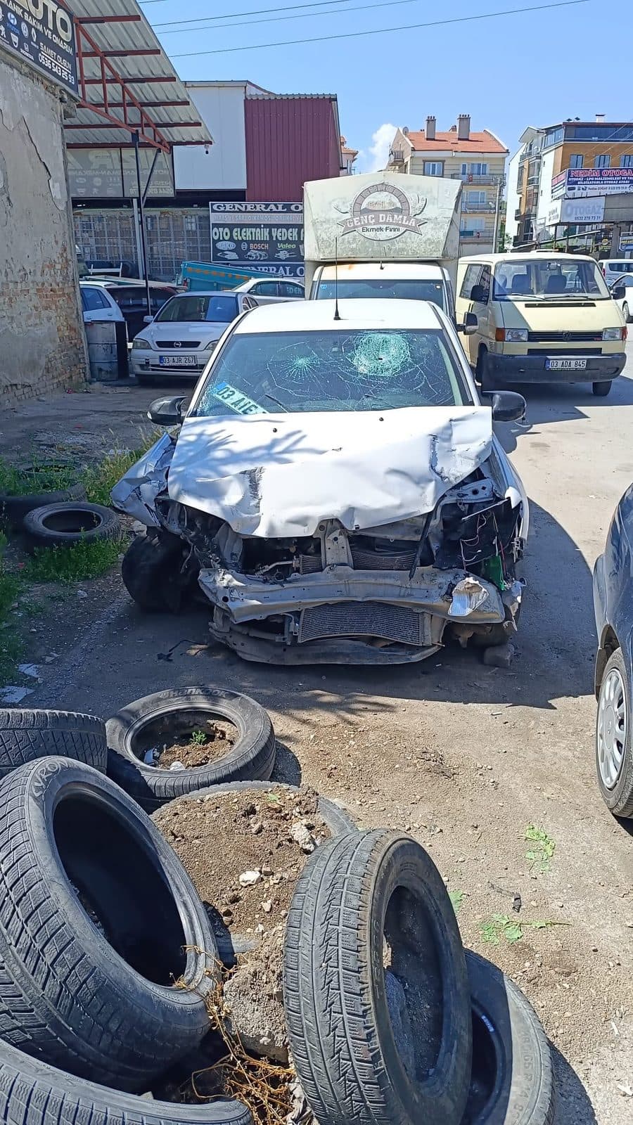 Pert kayıtlı, ön tarafı ağır hasarlı otomobil